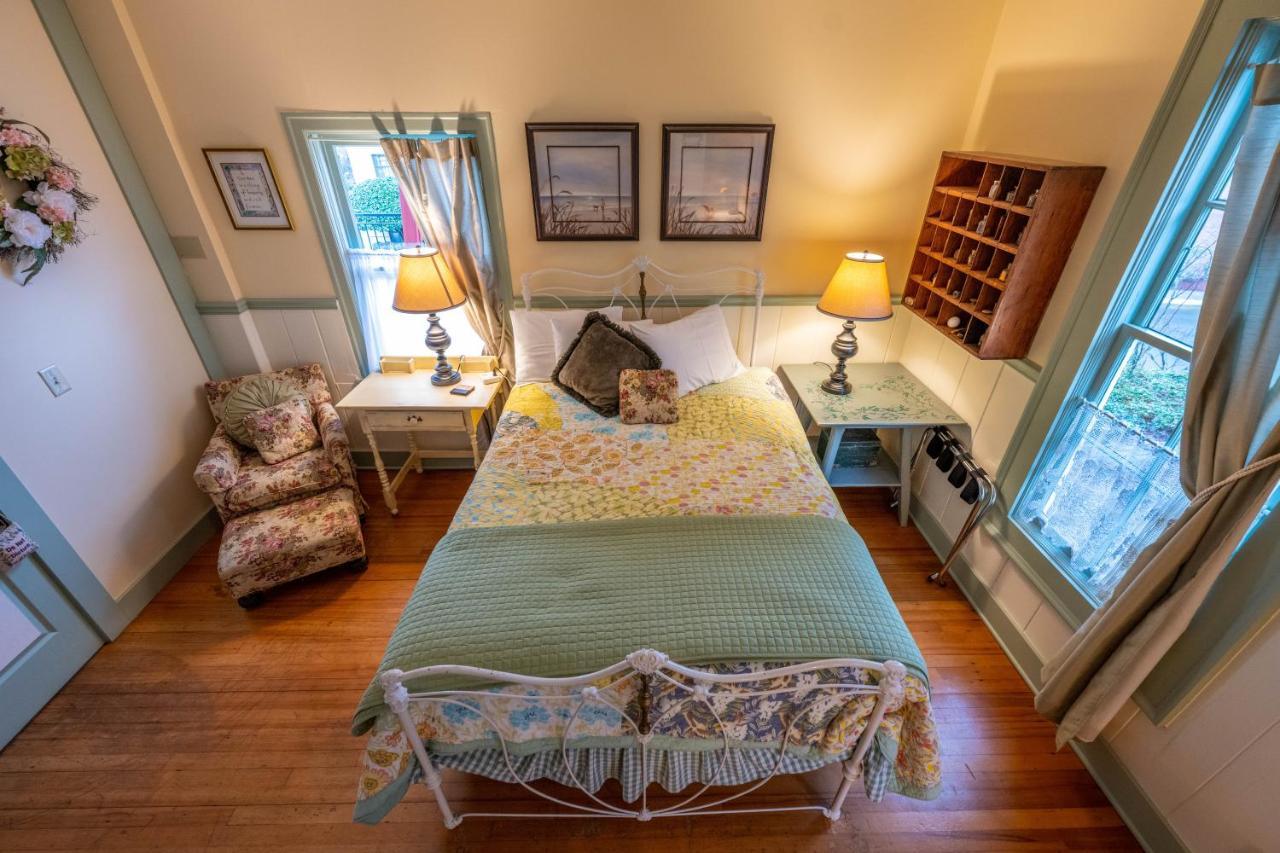 Clementine's & Vacation Bed & Breakfast 3*